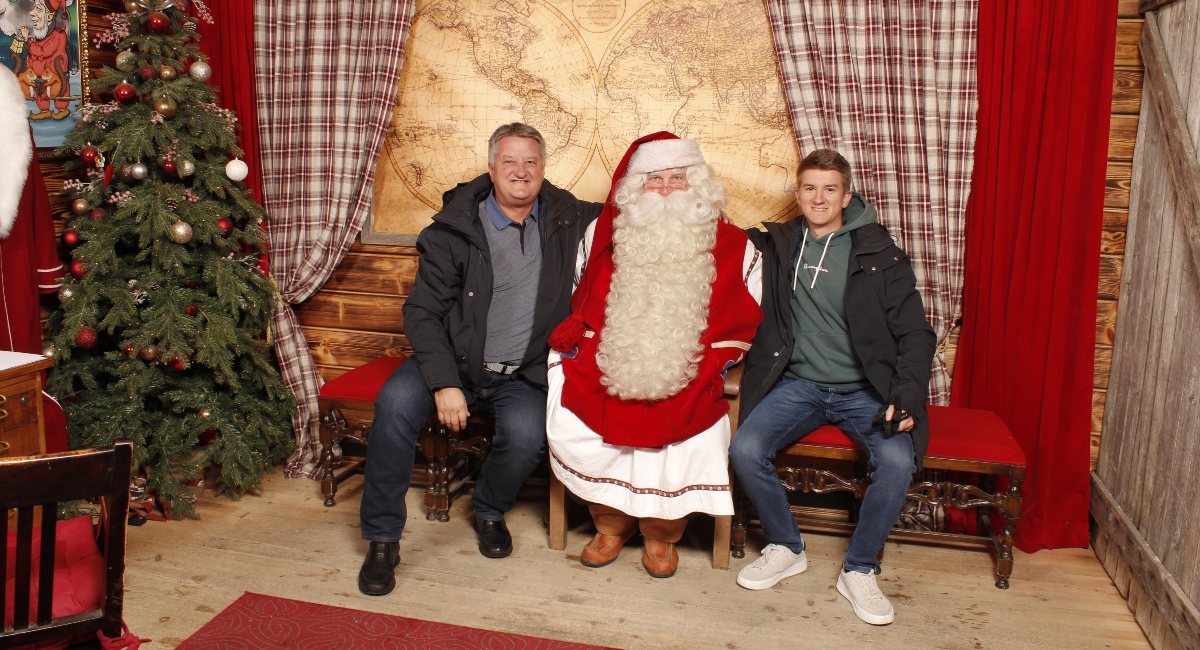 Capt. Krešo Jung i SFO Lovro Jung s Djedom Božićnjakom